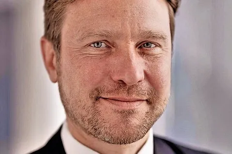 Sebastian Madeja, Leiter Geschäftsfeld Mobilität der Nürnberger Versicherung: „Die Digitalisierung wird weiter voranschreiten und sich in allen Bereichen des Firmenfuhrparks wiederfinden, sowohl in der Schadenregulierung und damit auch im professionellen Schadenmanagement als auch in dem daraus resultierenden folgerichtigen Riskmanagement zur Flotte.“