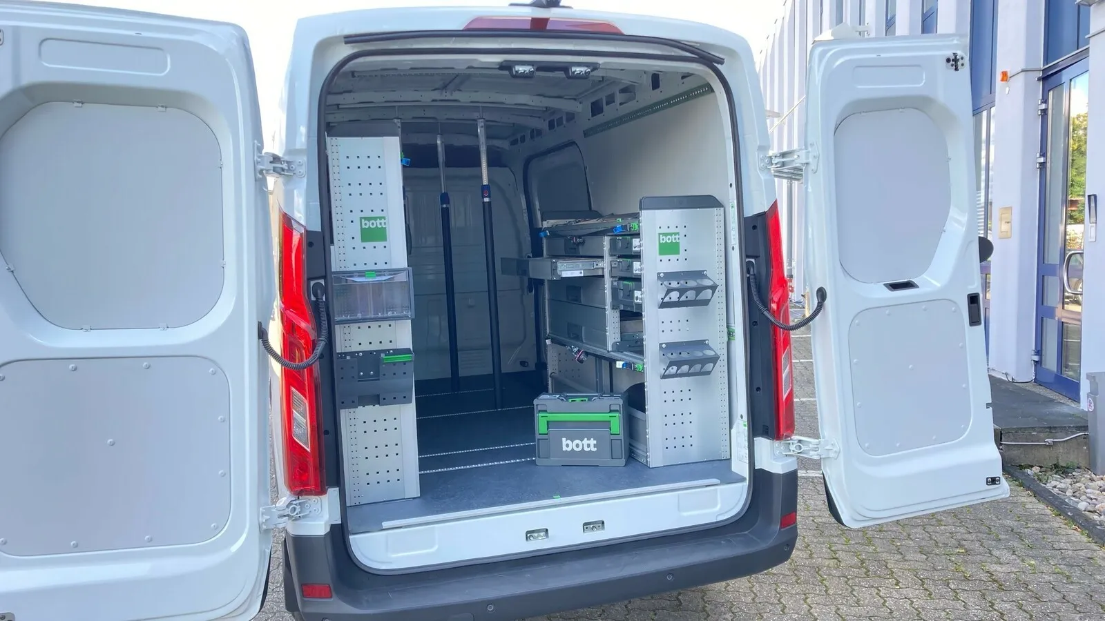 Mit den wichtigen Ausbauern arbeitet Maxus ebenfalls zusammen. Neben Bott gibt es Lösungen auch von Sortimo und Würth.