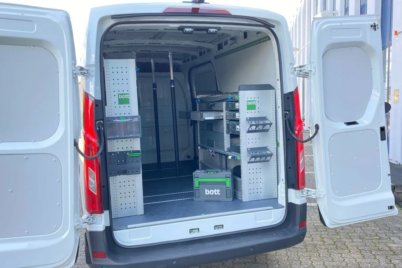 Mit den wichtigen Ausbauern arbeitet Maxus ebenfalls zusammen. Neben Bott gibt es Lösungen auch von Sortimo und Würth.