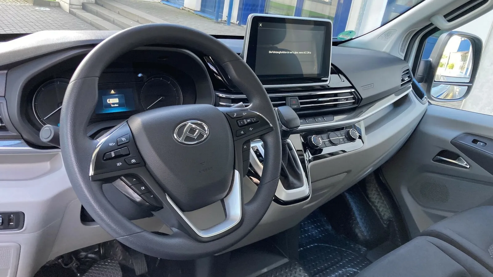 Modernes und sauber verarbeitetes Cockpit des Maxus eDeliver 9.