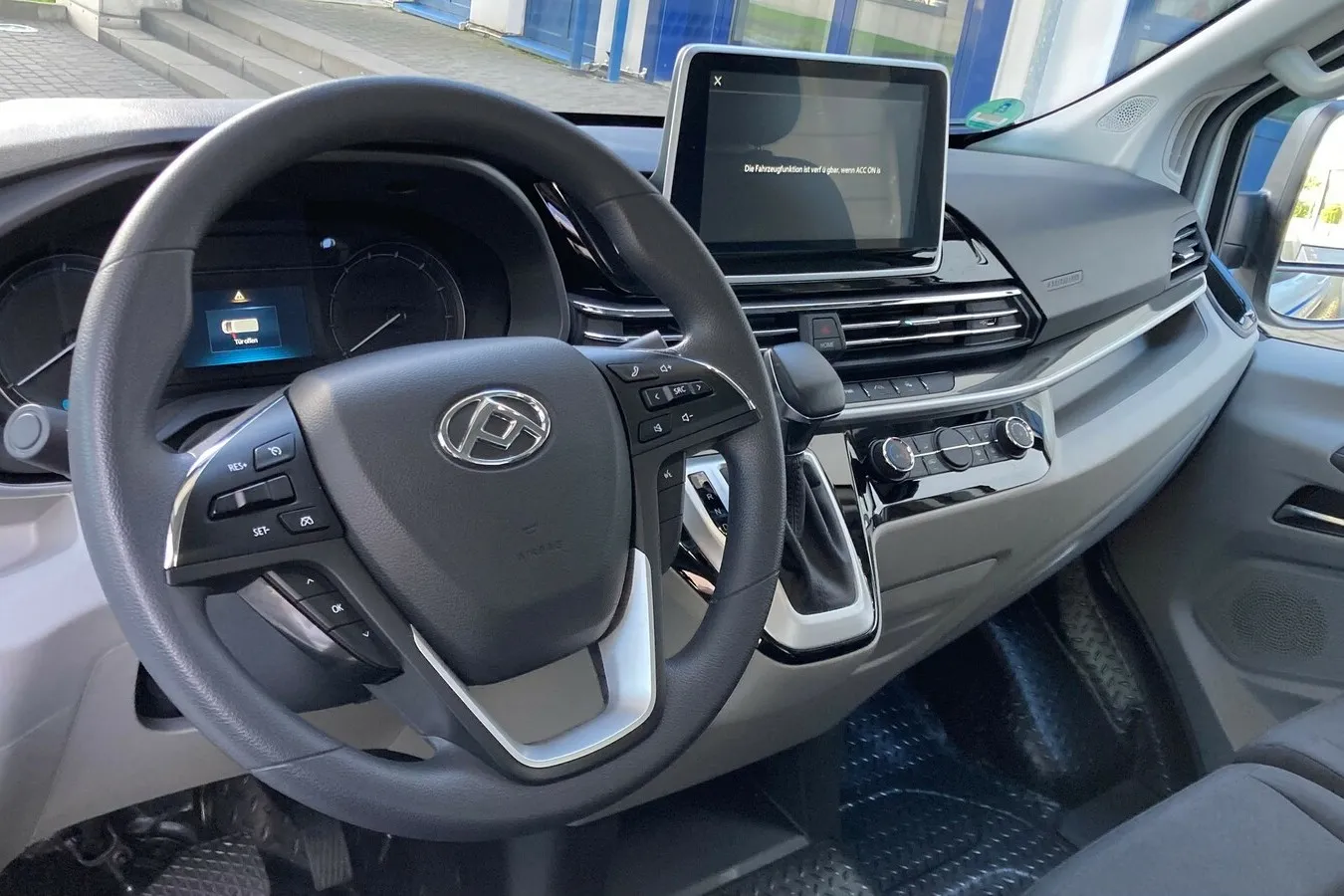 Modernes und sauber verarbeitetes Cockpit des Maxus eDeliver 9.