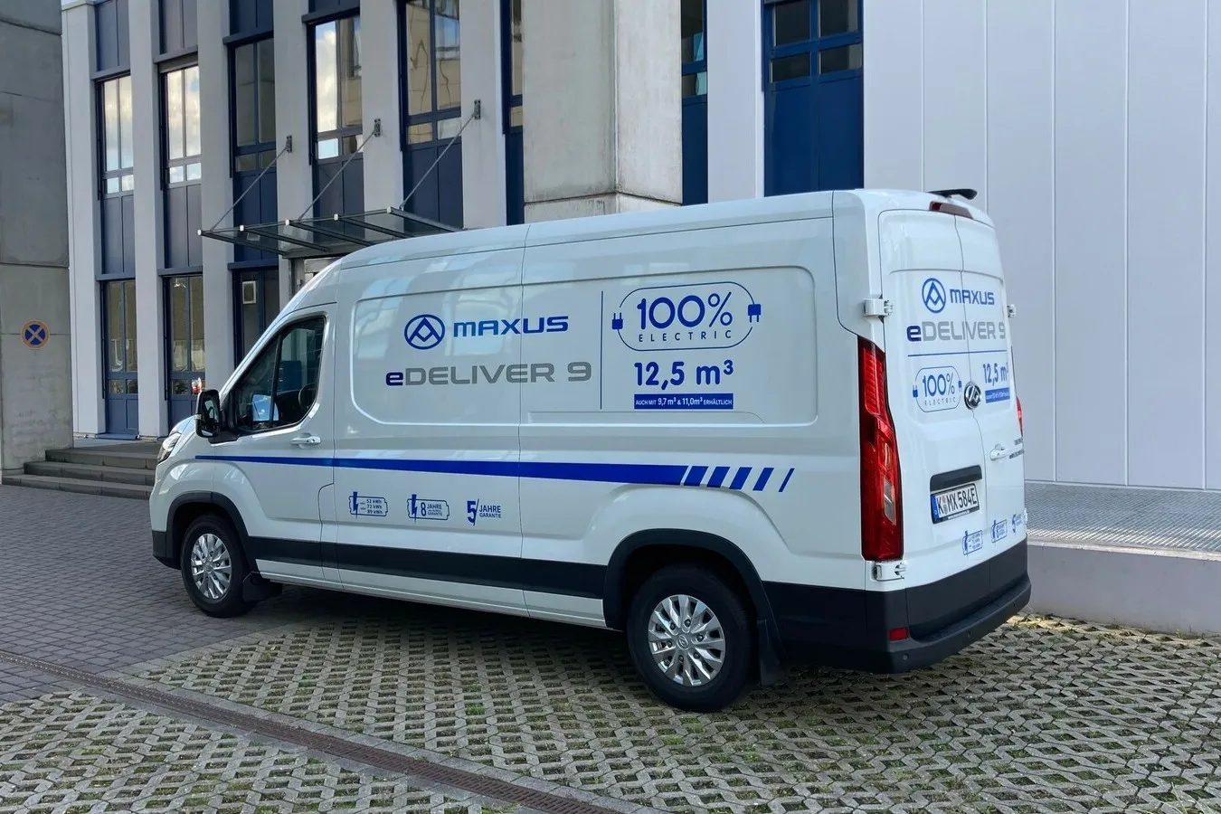 Der eDeliver 9 ist die vollelektrische Variante des Deliver 9. Alternativ gibt es den Transporter der Sprinter-Klasse auch mit Diesel-Antrieb.