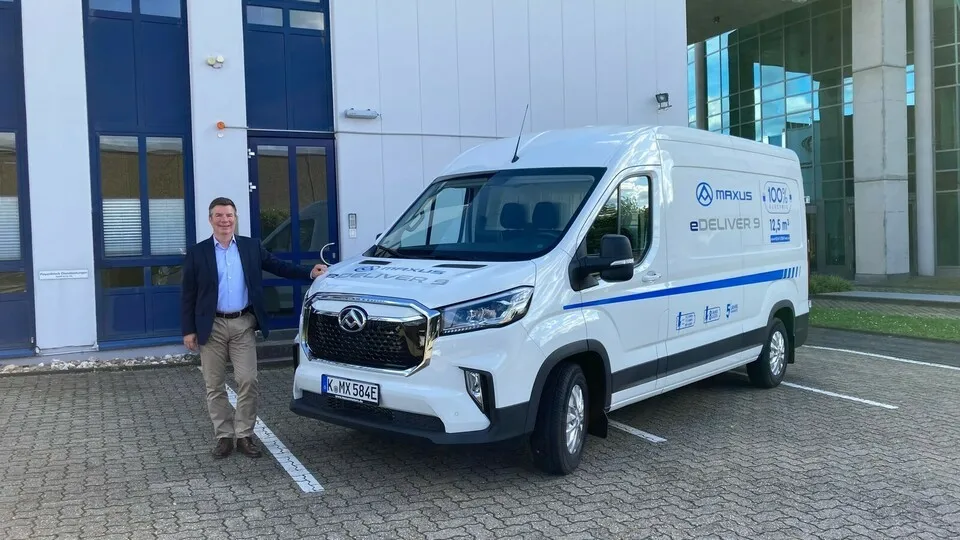 Stolz auf den Neuzugang: Gerald Lautenschläger, Country Manager Deutschland beim Maxus-Importeur Maxomotive, präsentiert den eDeliver 9.