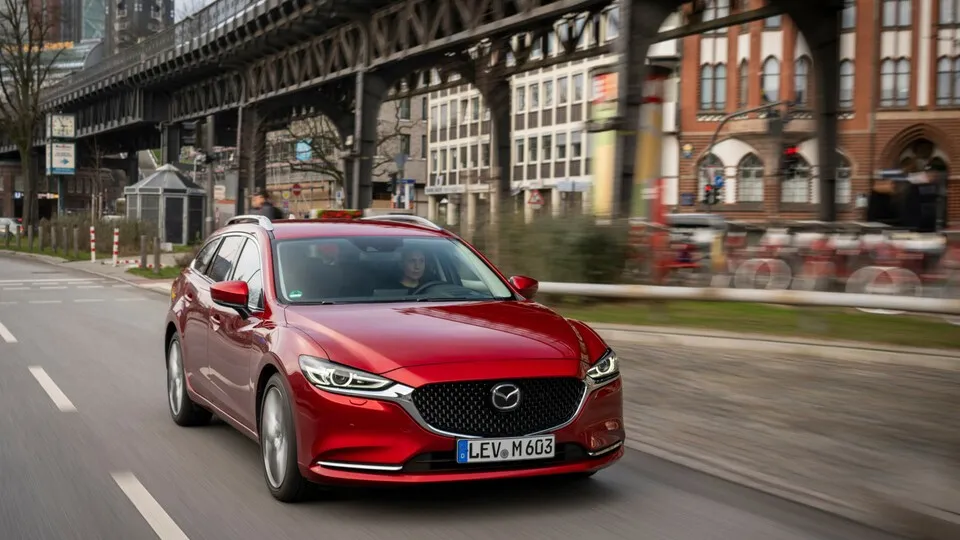 Wer einen Mittelklasse-Kombi mit Benzinmotor und Automatik sucht, zahlt für den Mazda 6 in unserem Vergleich die geringsten Wartungskosten.