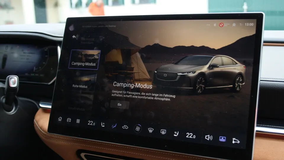 Beim neuen Mazda 6e kann z. B. über das Display ein Camping-Modus aktiviert werden, um die Vehicle-to-Load-Funktion nutzen zu können.