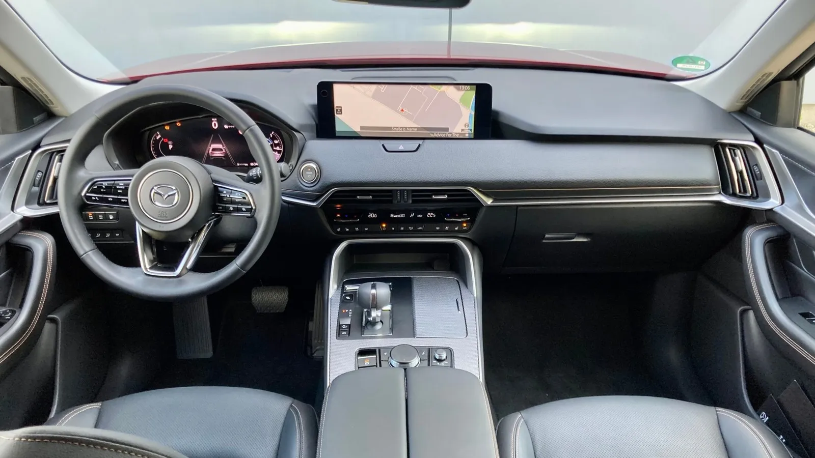 Cockpit im klassischen Mazda-Stil. Auch im großen SUV der Marke ist der zentrale Monitor regulär nicht als Touchscreen ausgelegt.