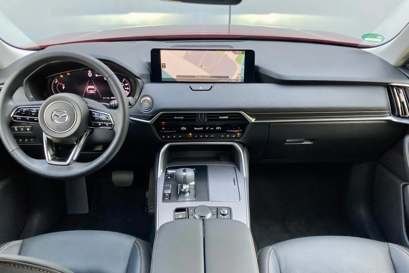 Cockpit im klassischen Mazda-Stil. Auch im großen SUV der Marke ist der zentrale Monitor regulär nicht als Touchscreen ausgelegt.