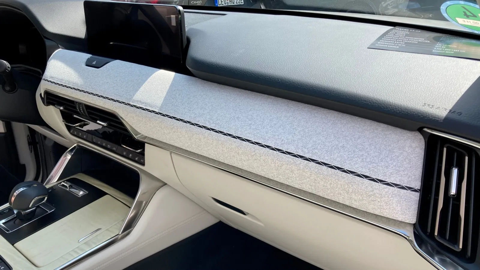 Landestypische Stickereien im CX-60 als Zeichen für japanische Handwerkskunst.