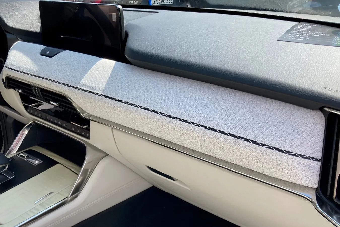 Landestypische Stickereien im CX-60 als Zeichen für japanische Handwerkskunst.