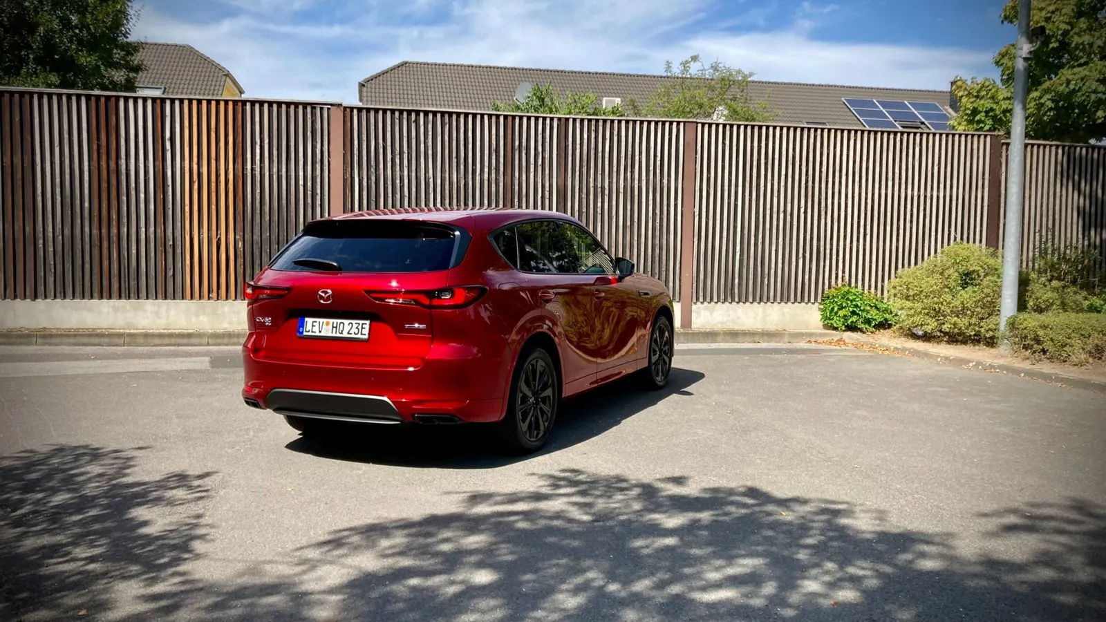 Rundes Heck, breite Rückleuchten – auch hinten ist der neue CX-60 ein typischer Mazda.