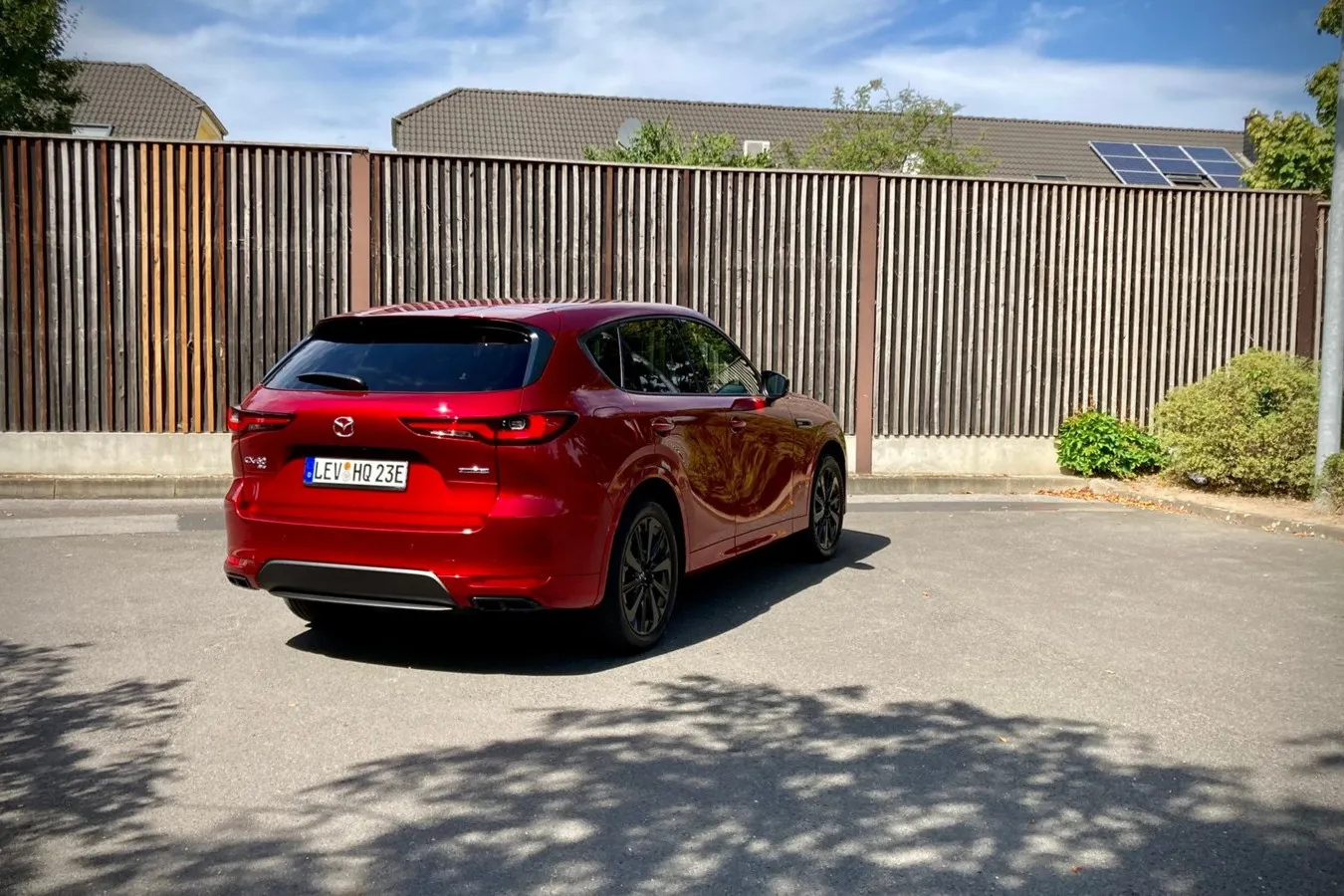 Rundes Heck, breite Rückleuchten – auch hinten ist der neue CX-60 ein typischer Mazda.