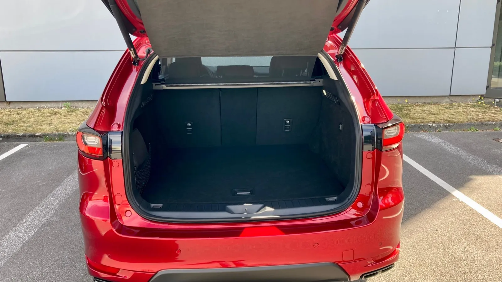 Maximal 1.726 Liter Gepäck schluckt der CX-60-Kofferraum. Auch im Normalzustand sind es schon 570 Liter.