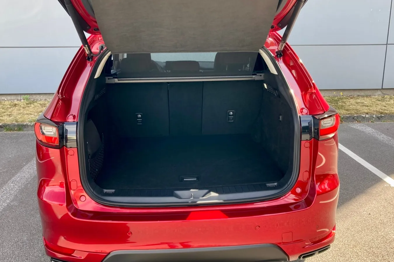Maximal 1.726 Liter Gepäck schluckt der CX-60-Kofferraum. Auch im Normalzustand sind es schon 570 Liter.