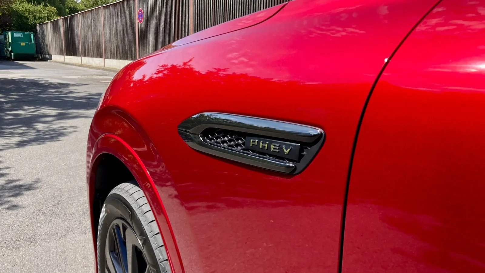 Dass der CX-60 Mazdas erster Plug-in-Hybrid ist, trägt er mit Stolz nach außen.