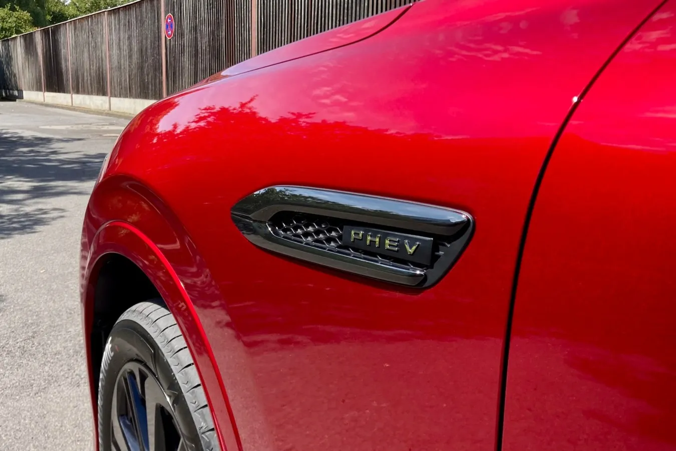 Dass der CX-60 Mazdas erster Plug-in-Hybrid ist, trägt er mit Stolz nach außen.