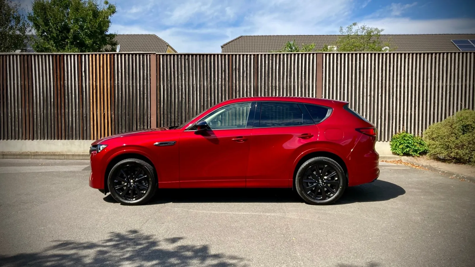 Klassische Hecktriebler-Proportionen: der Mazda CX-60 gefällt mit langer Haube und kurzen Überhängen.