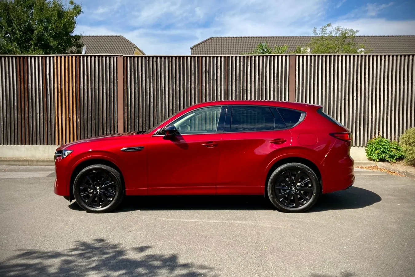 Klassische Hecktriebler-Proportionen: der Mazda CX-60 gefällt mit langer Haube und kurzen Überhängen.