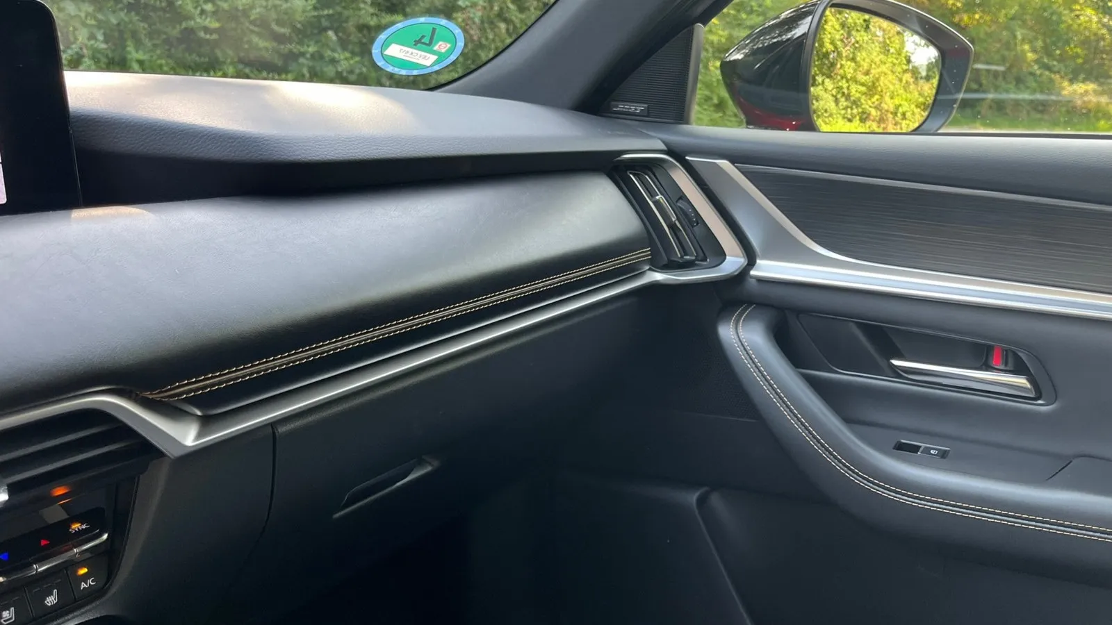 Reduktion als Designprinzip – die Beifahrerseite des CX-60 Homura Plus