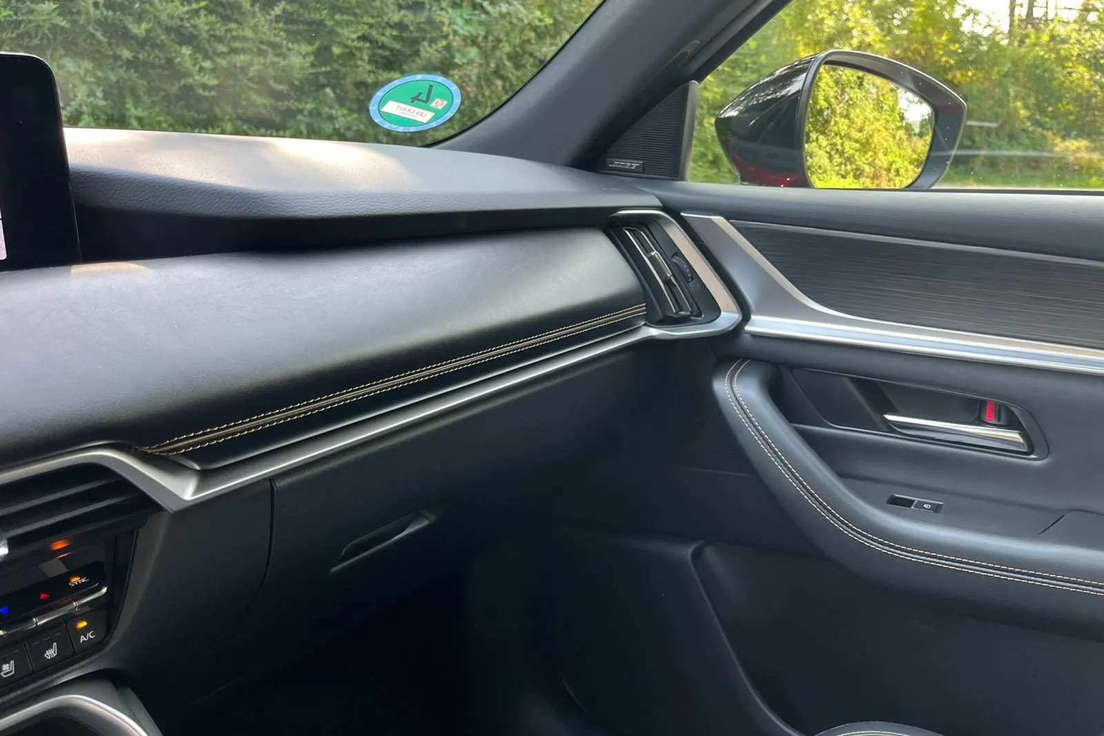 Reduktion als Designprinzip – die Beifahrerseite des CX-60 Homura Plus