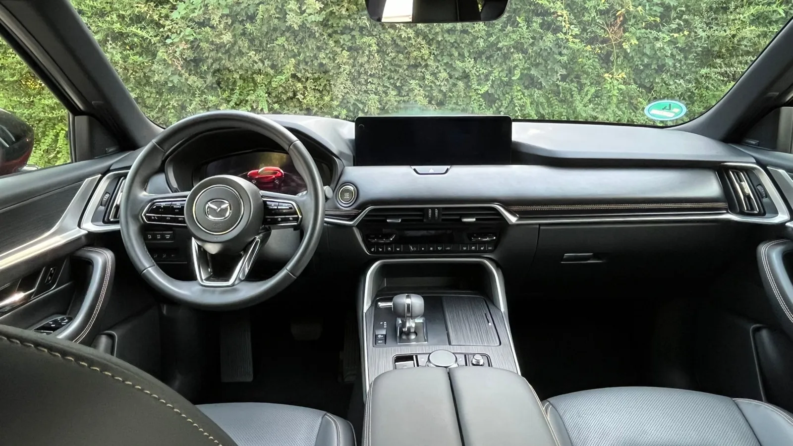 Reduktion und klare Strukturen – das Cockpit des CX-60 Homura Plus