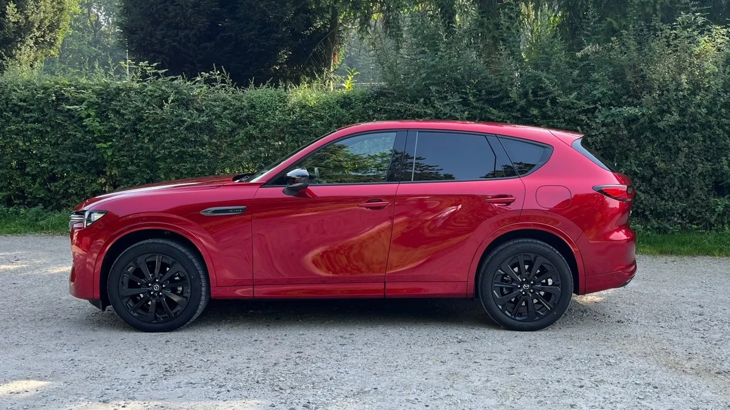 Die lange Motorhaube verrät den Sechszylinder – Seitenprofil des CX-60 D 254 AWD
