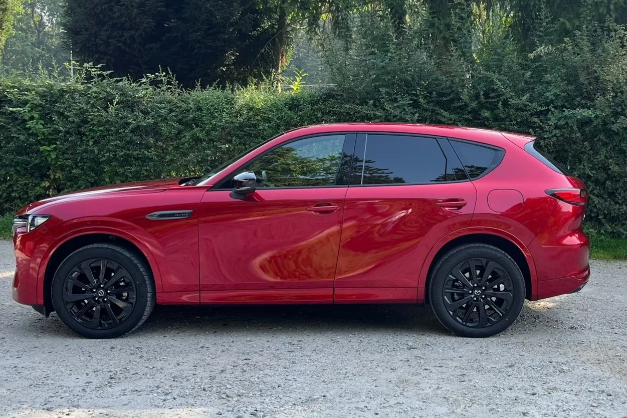 Die lange Motorhaube verrät den Sechszylinder – Seitenprofil des CX-60 D 254 AWD