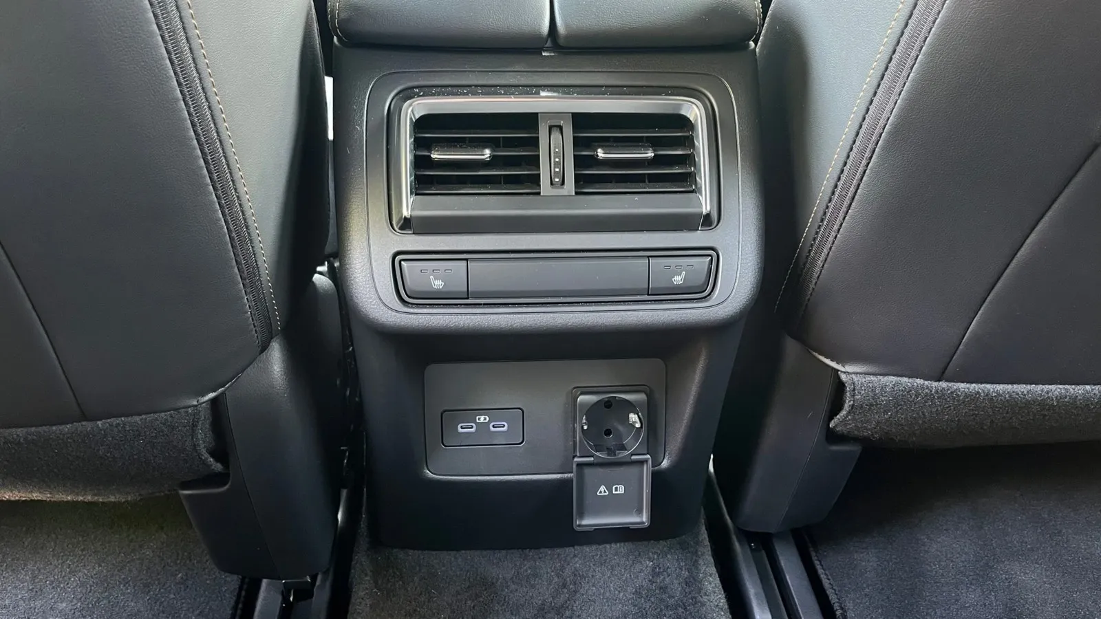 Fond-Komfort in der Homura Plus – Sitzheizung, USB-C und 230-Volt-Anschluss