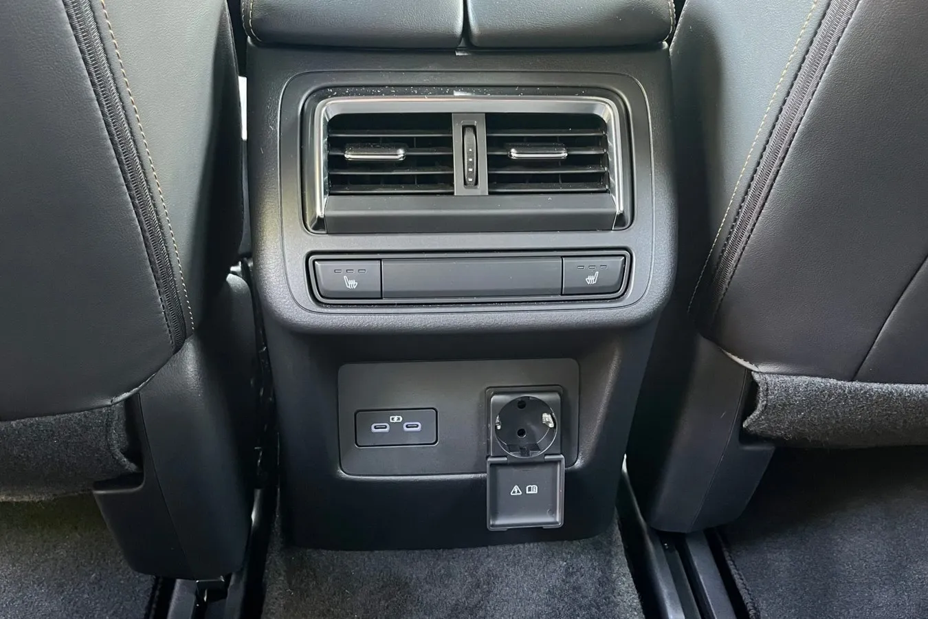 Fond-Komfort in der Homura Plus – Sitzheizung, USB-C und 230-Volt-Anschluss