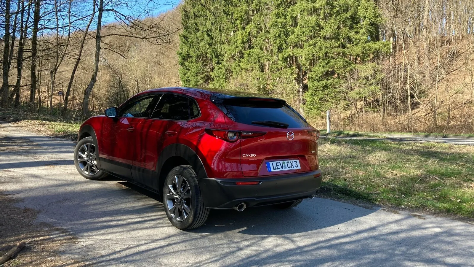 Auch das coupéhaft gezeichnete Heck des CX-30 zeigt sich unverändert.