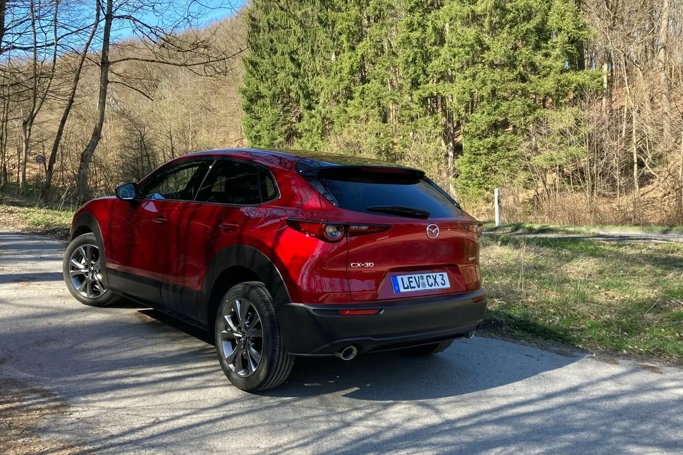 Auch das coupéhaft gezeichnete Heck des CX-30 zeigt sich unverändert.