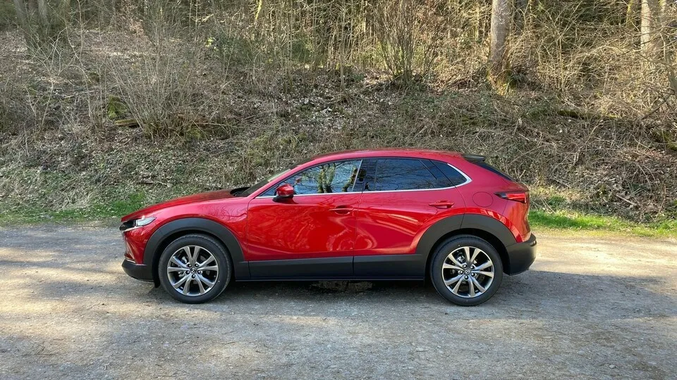 Der Mazda 3 und das Kompakt-SUV Mazda CX-30 kommen jetzt mit überarbeitetem Skyactiv-X-Motor.