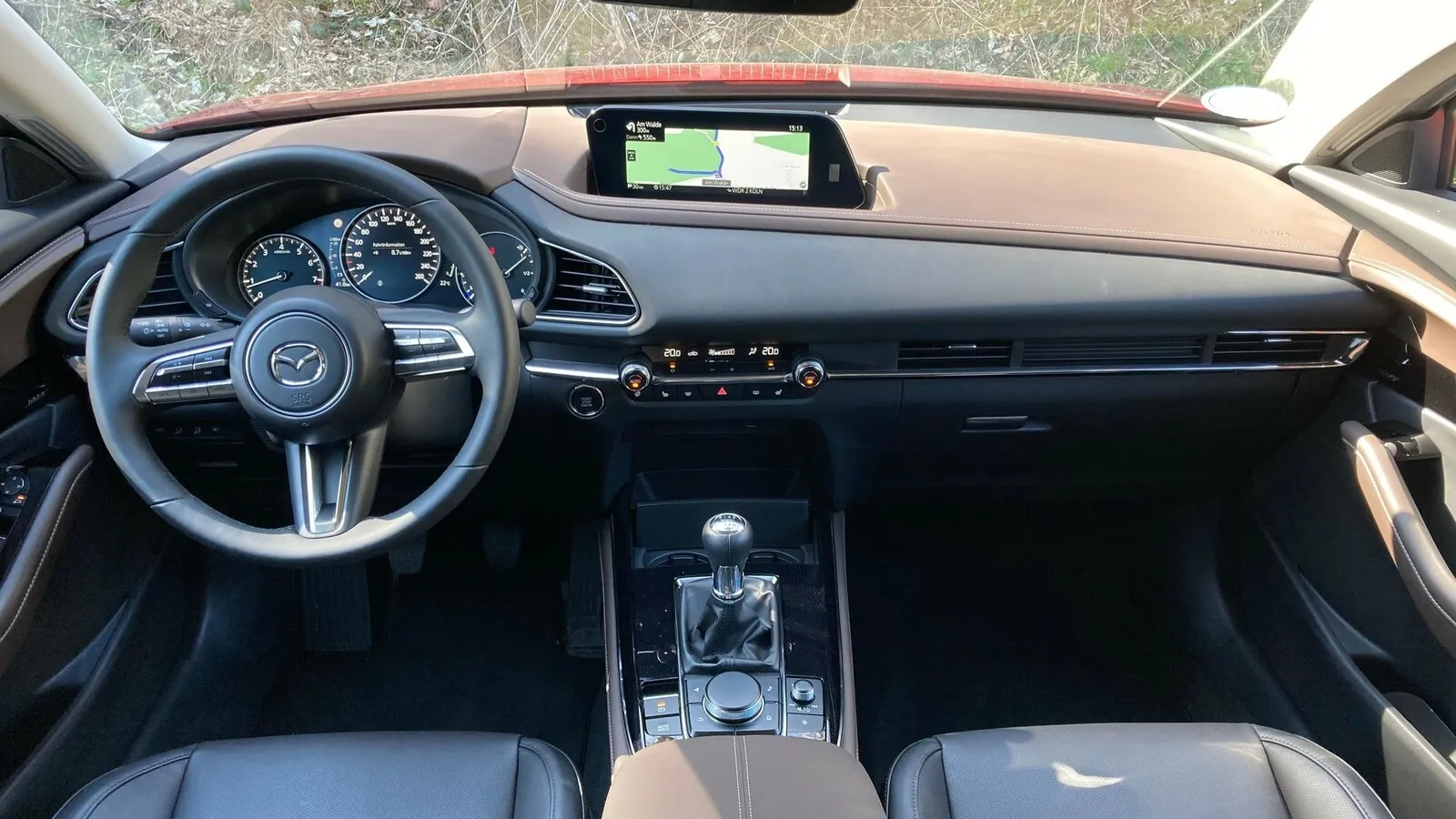 Hochwertiges Interieur, der 8,8-Zoll-Monitor wird über den Dre-Drückknopf in der Mittelkonsole gesteuert.