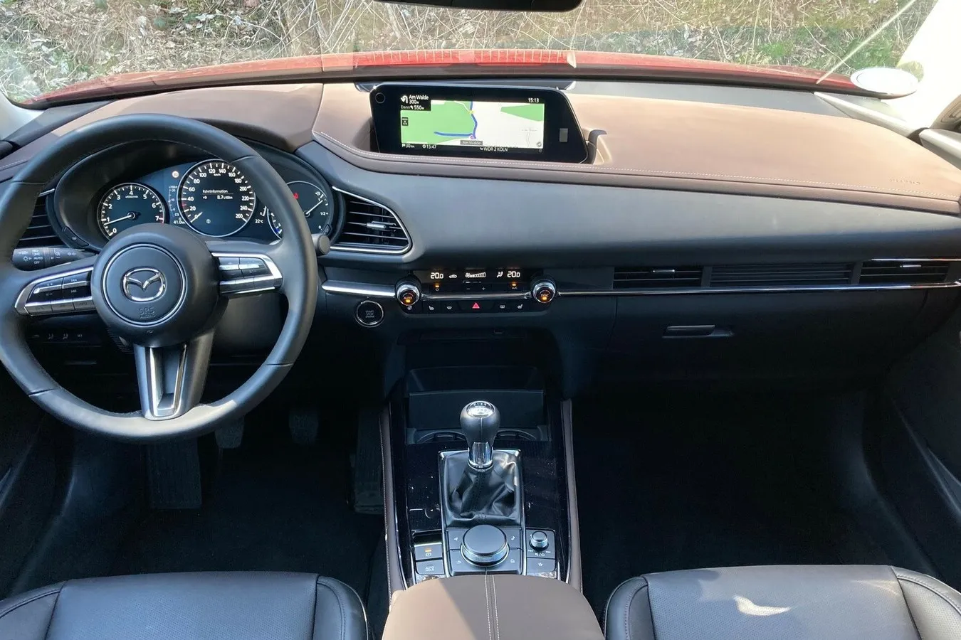 Hochwertiges Interieur, der 8,8-Zoll-Monitor wird über den Dre-Drückknopf in der Mittelkonsole gesteuert.