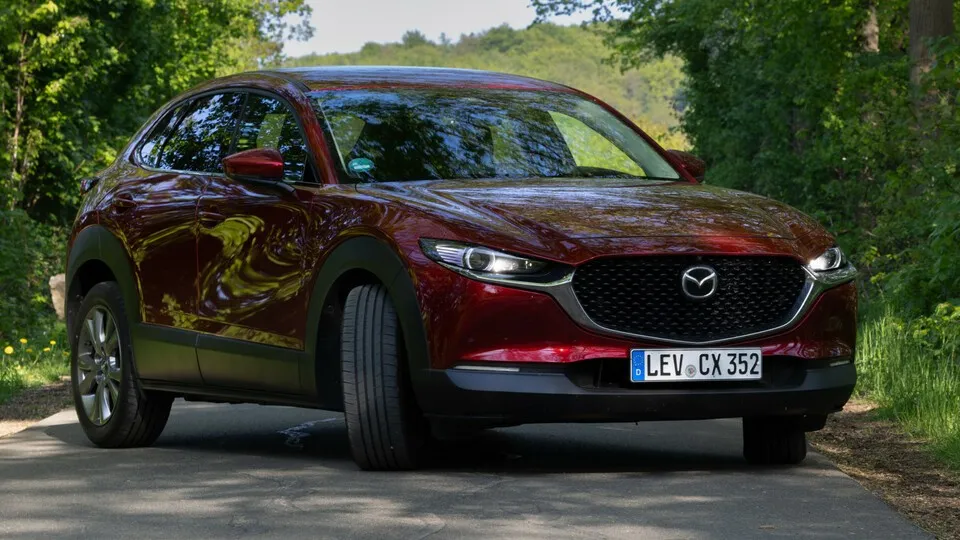 Zum Modelljahr 2025 präsentiert sich der Mazda CX-30 mit kleinen, aber feinen Updates.