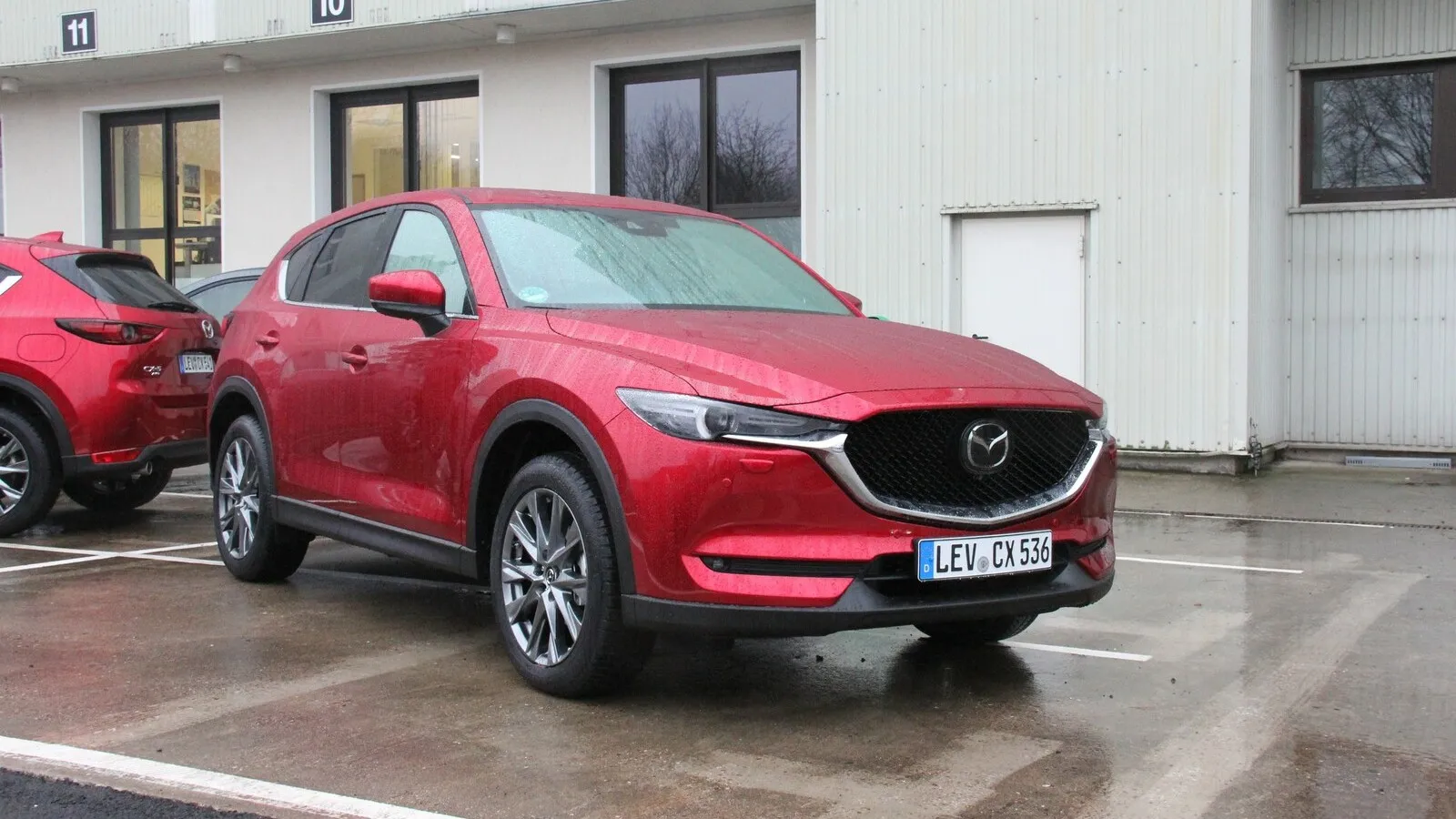 Der Mazda CX-5 blickt weiterhin aus scharf geschnittenen Scheinwerfern in die Welt.