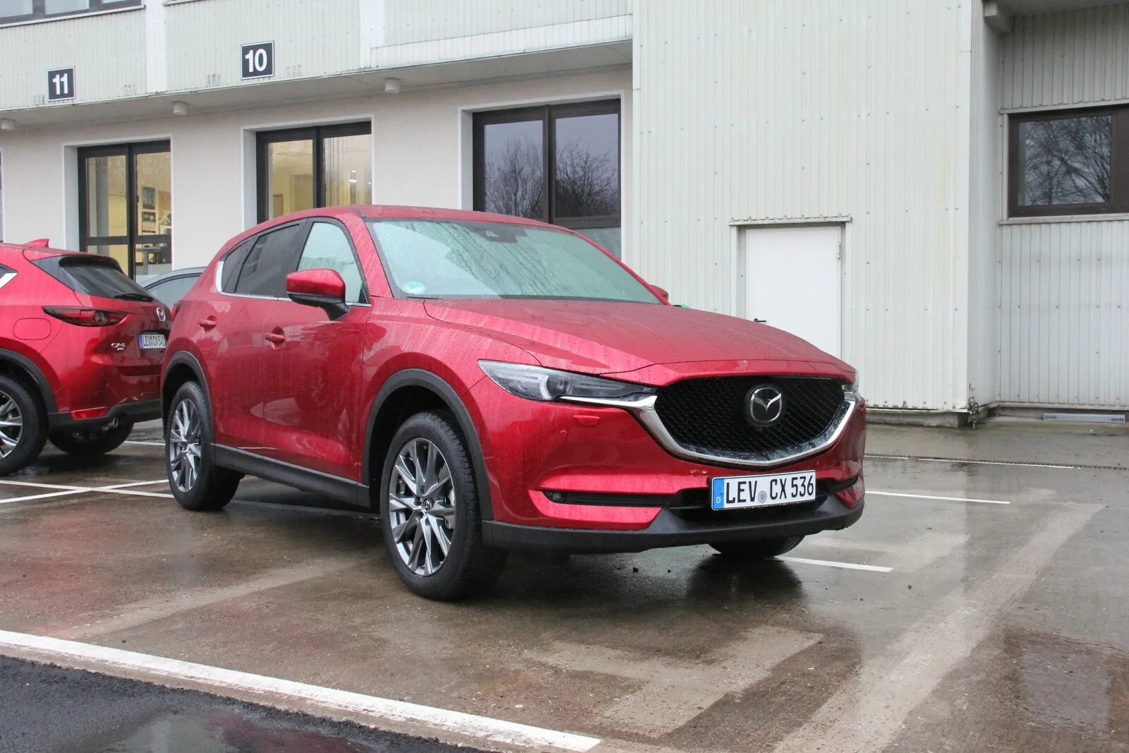 Der Mazda CX-5 blickt weiterhin aus scharf geschnittenen Scheinwerfern in die Welt.