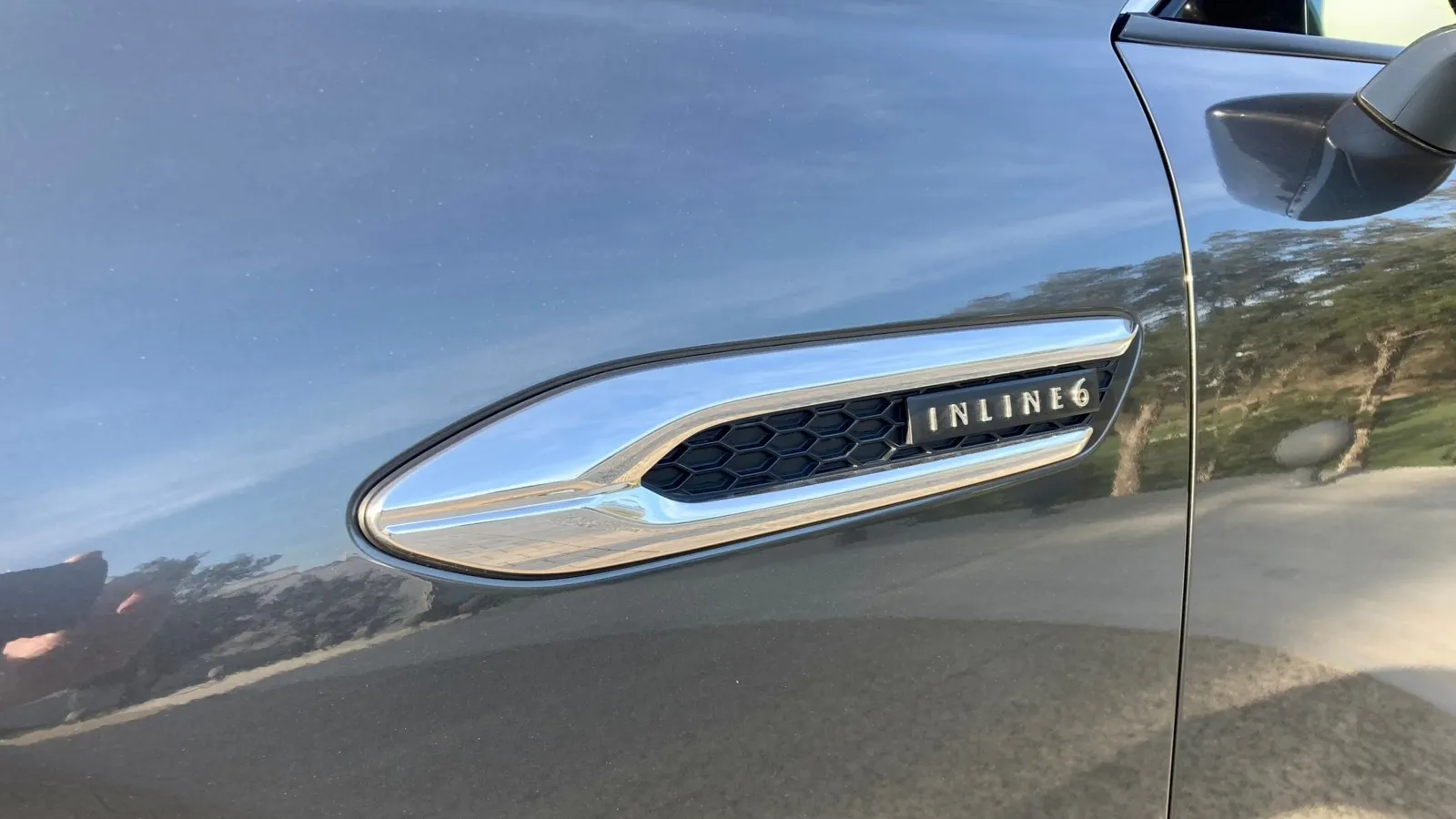 Darauf ist Mazda ziemlich stolz, wie auch das Logo am CX-60-Kotflügel zeigt.