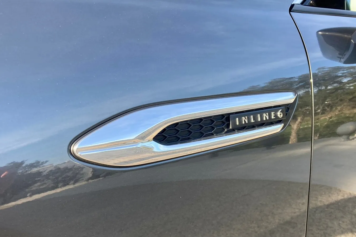 Darauf ist Mazda ziemlich stolz, wie auch das Logo am CX-60-Kotflügel zeigt.