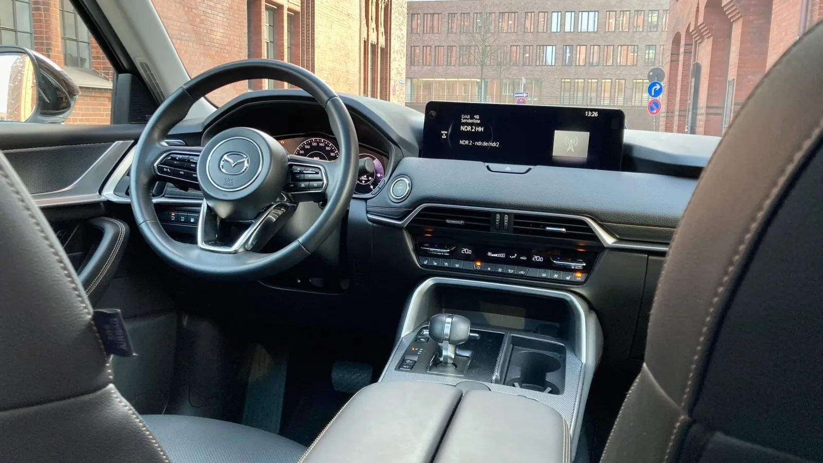 Typisches Mazda-Layout auch im Interieur. Der Infotainment-Screen besitzt nur im Stand Touchfunktion – und dann auch nur für Apple Carplay und Android Auto.
