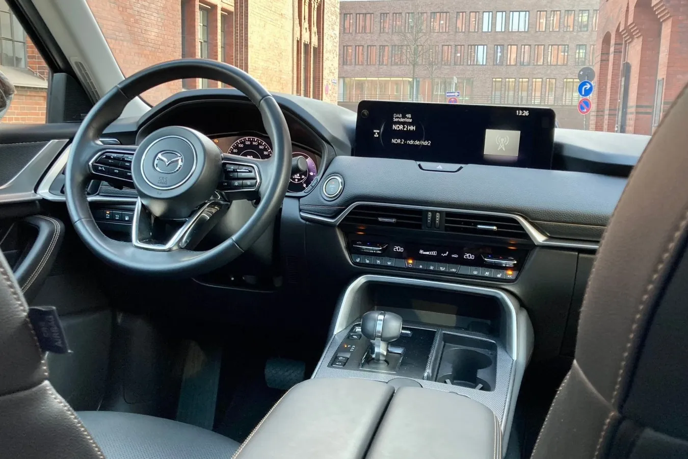 Typisches Mazda-Layout auch im Interieur. Der Infotainment-Screen besitzt nur im Stand Touchfunktion – und dann auch nur für Apple Carplay und Android Auto.