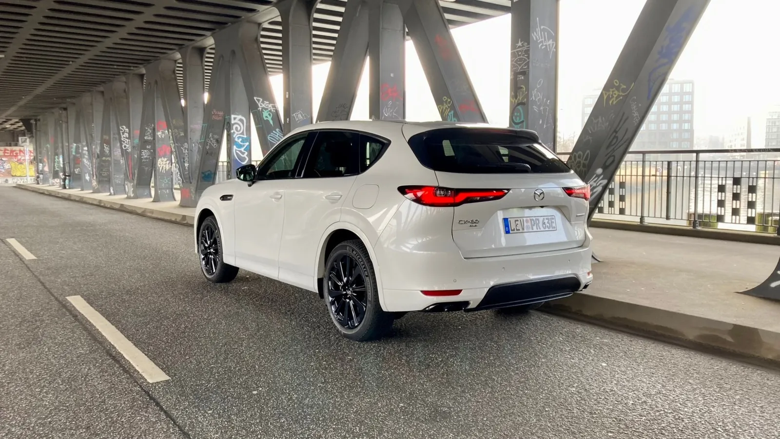 Auch am Heck zeigt Mazdas derzeit größtes SUV CX-60 ganz klar Familienzugehörigkeit.