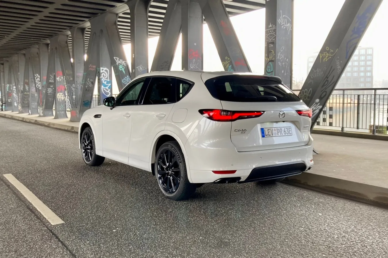 Auch am Heck zeigt Mazdas derzeit größtes SUV CX-60 ganz klar Familienzugehörigkeit.