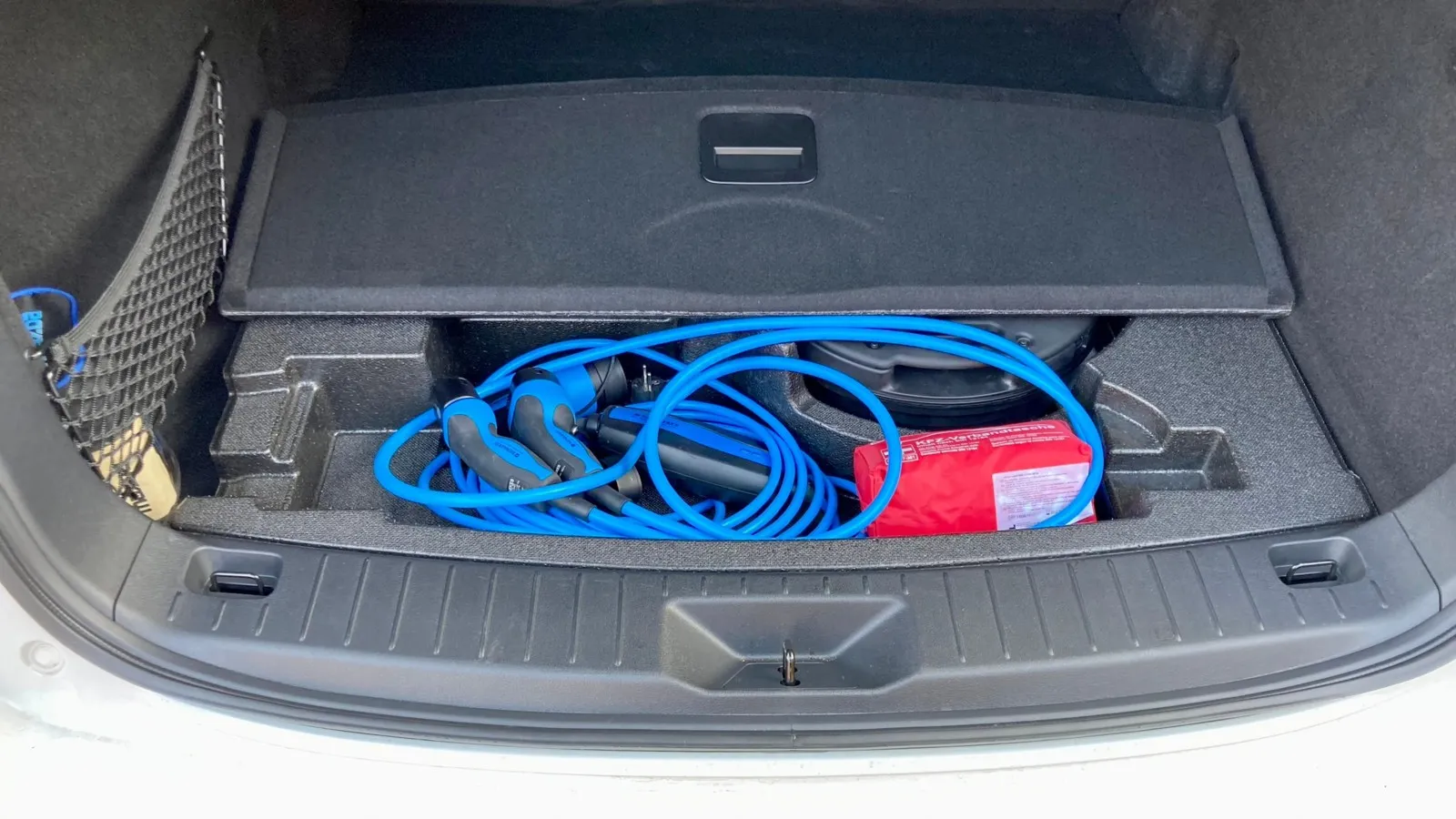 Das Ladekabel findet unter dem Kofferraumboden des großen Mazda-SUVs Platz.