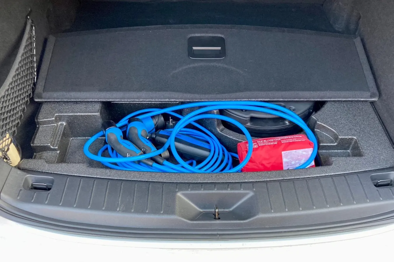 Das Ladekabel findet unter dem Kofferraumboden des großen Mazda-SUVs Platz.