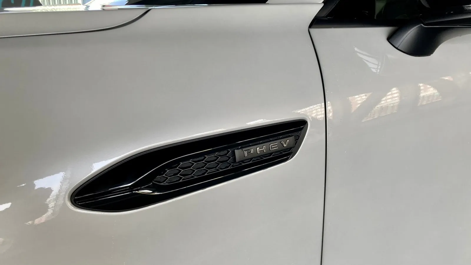Den Antrieb verrät ein Logo in den CX-60-Kotflügeln.