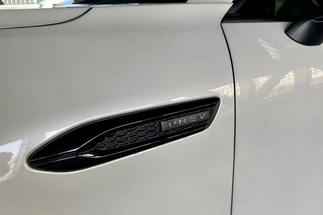 Den Antrieb verrät ein Logo in den CX-60-Kotflügeln.