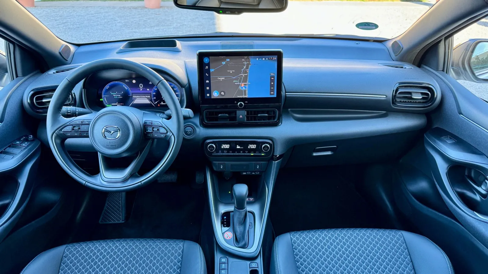 10,5 Zoll misst der Touchscreen im Topmodell Mazda 2 Hybrid Homura Plus. Alle anderen Versionen kommen mit einem 9-Zoll-Monitor.