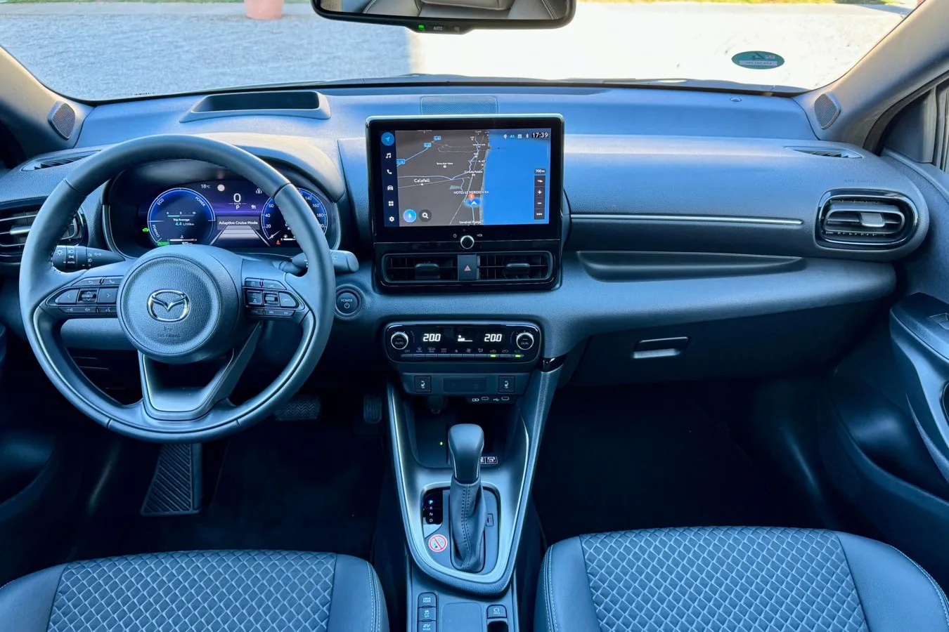 10,5 Zoll misst der Touchscreen im Topmodell Mazda 2 Hybrid Homura Plus. Alle anderen Versionen kommen mit einem 9-Zoll-Monitor.