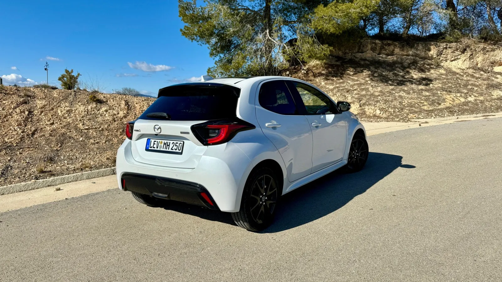 Am Heck des Mazda 2 Hybrid entfällt die schwarze Blende zwischen den Rückleuchten.