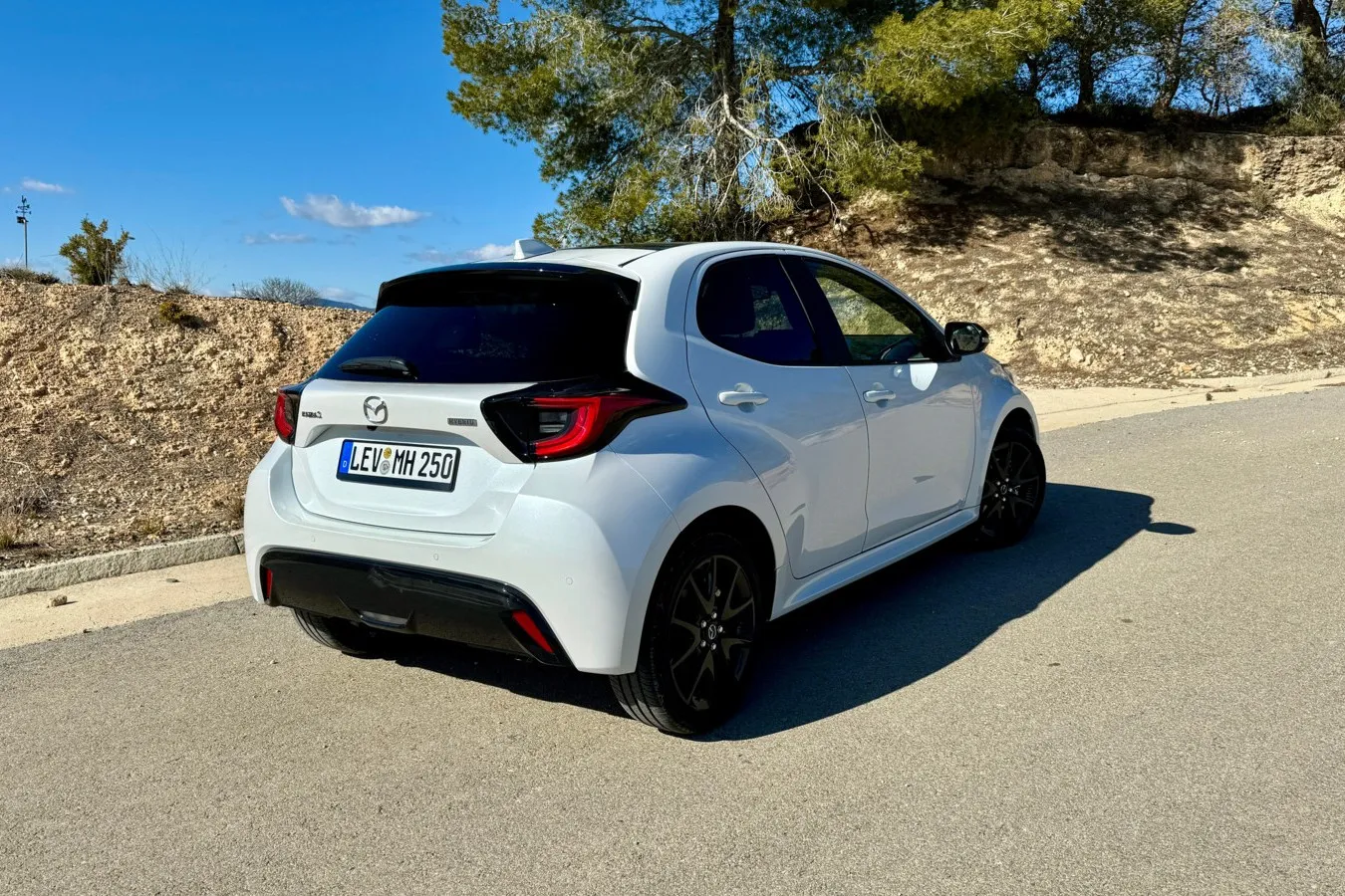Am Heck des Mazda 2 Hybrid entfällt die schwarze Blende zwischen den Rückleuchten.
